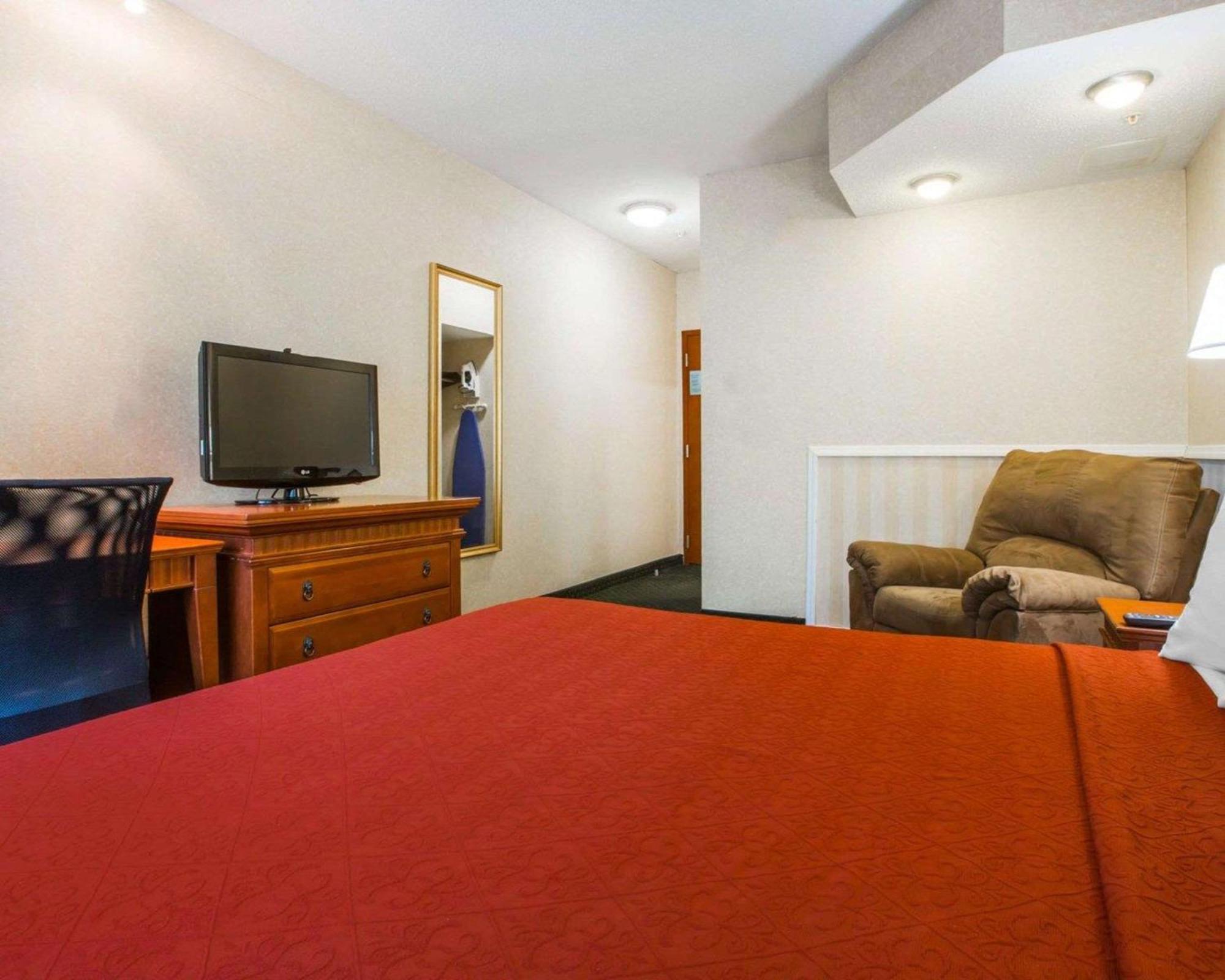 Econo Lodge Glens Falls - Lake George Exterior foto